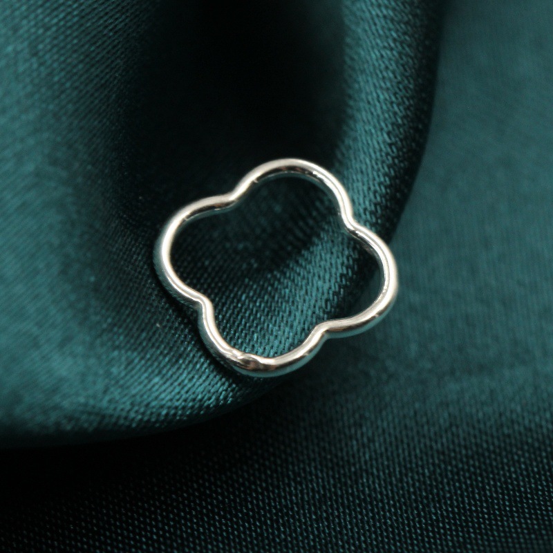 10mm Four-Leaf Clover Jump Rin - Sterling Silver Ring recension och pris